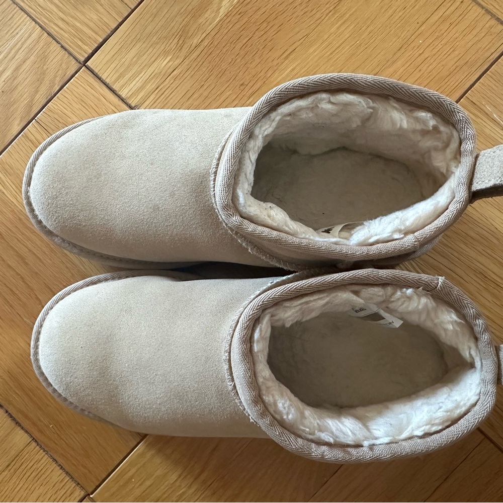 Ugg boots fits women size 7.5-8